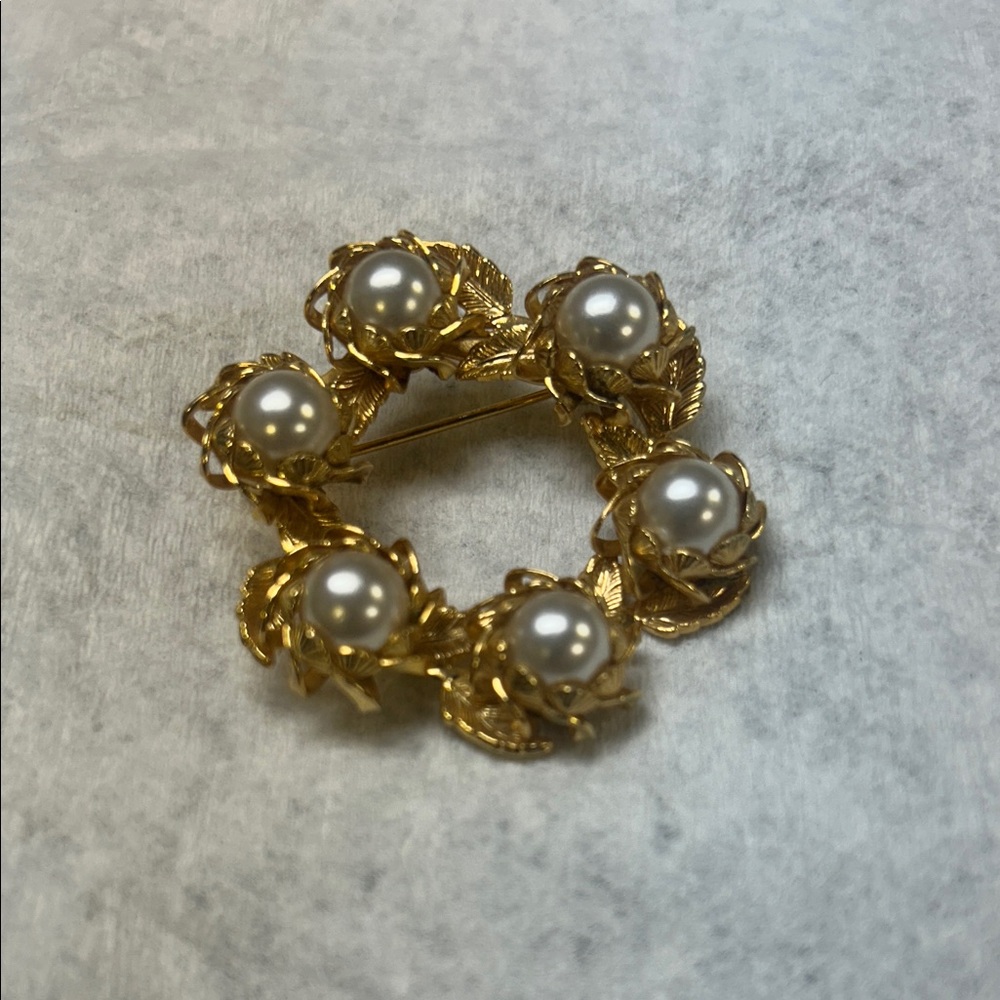 Vintage-Inspired Gold Pearl Wreath Brooch - Elegant Women Jewelry